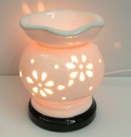 Đèn điện xông tinh dầu, hoa mai trắng (cao 15 cm)