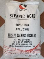 13. Stearic acid 1838 (dạng hạt nhỏ, màu trắng tinh, không mùi): pha với sáp paraffin để làm cứng, giảm cong cho nến cây, nến trụ; cắm bấc vào thắp trực tiếp, làm ly cốc nến tranh cát màu trắng