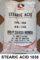 15. Stearic acid 1838 (dạng hạt nhỏ, màu trắng tinh, không mùi): pha với sáp paraffin để làm cứng, giảm cong cho nến cây, nến trụ; cắm tim bấc thắp trực tiếp, làm ly cốc nến tranh cát màu trắng: 16.000 đ/100 gr, 45.000 - 75.000 đ/kg