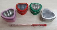 Hộp thiếc, hũ thiếc trái tim nhỏ 35 ml (ɸ 5,6 cm, cao luôn nắp 2,5 cm, đựng được 30 gr sáp) - nắp cửa sổ kính nhựa trong suốt: 17.000 - 20.000 đ/cái