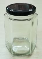 Hũ lục giác, nắp thiếc (ɸ 7 cm, cao 10 cm, đựng được 250 gr sáp): 20.000 đ/cái, 6 cái = 100.000 đ