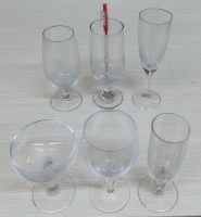 Ly cốc có chân đế: 30.000 đ/cái (mỗi kiểu còn vài cái)